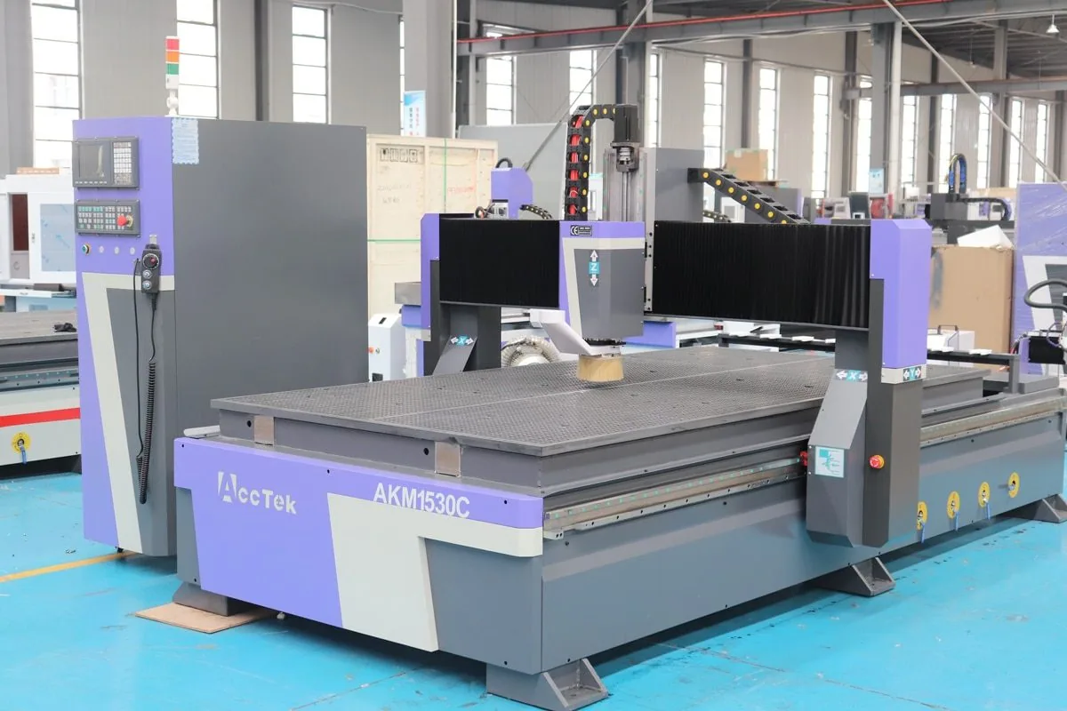 CNC işleme merkezinde kapı kanadı üretimi
